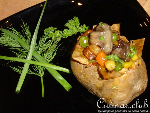 Запеченный картофель с овощами