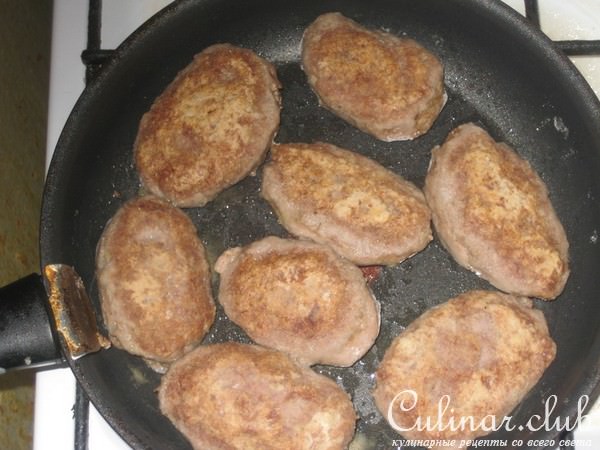 Котлетки из куриных желудков с сыром и свекольный необычный салатик. 