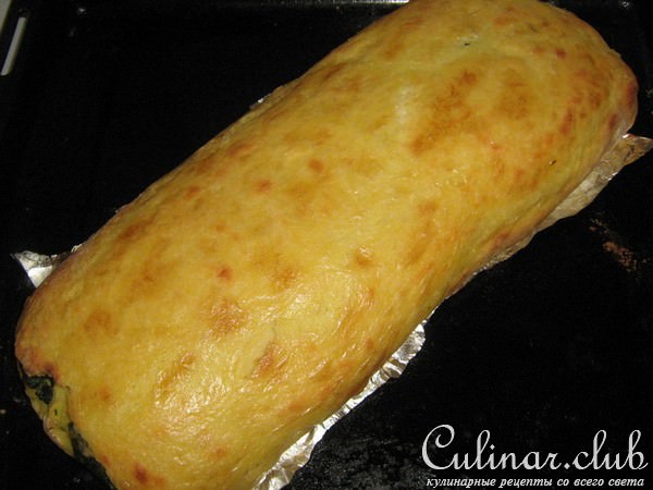 Картофельный рулет с яйцом и шпинатом.