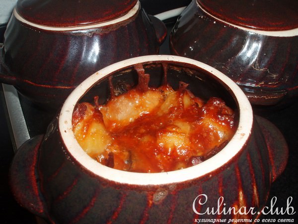 картофель в горшочке с мясом и грибами