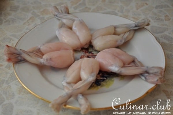 лягушачьи лапки с папоротником и лисичками