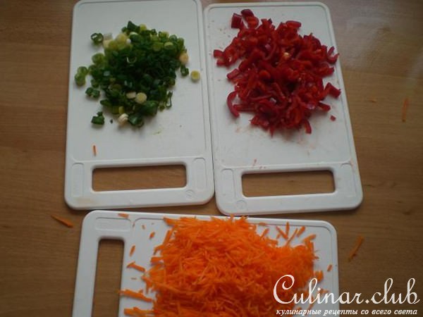 Красная рыба с рожками и овощами .
