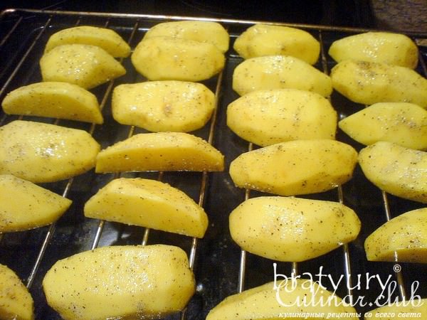 Картофель ломтиками, печёный на решётке в духовке