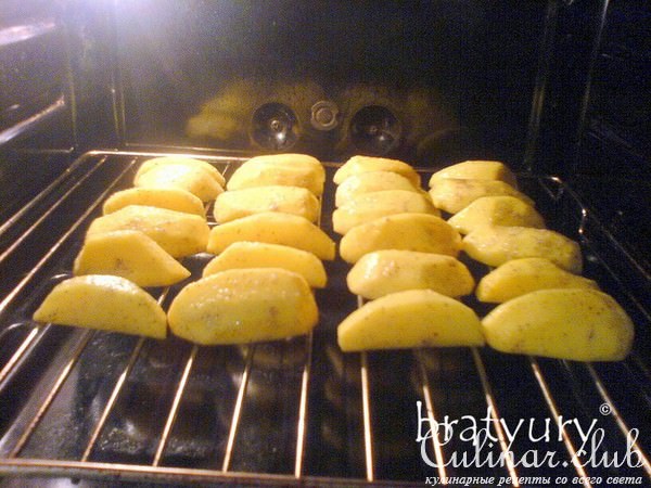 Картофель ломтиками, печёный на решётке в духовке