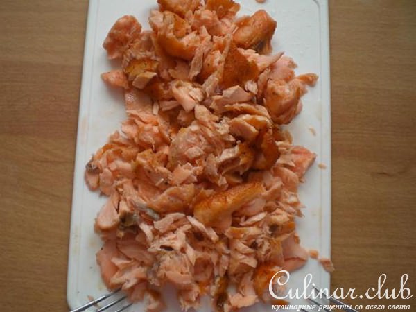 Красная рыба с рожками и овощами .