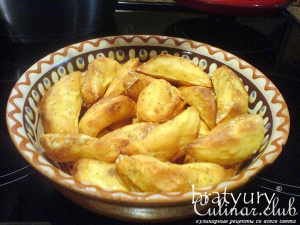 Картофель ломтиками, печёный на решётке в духовке