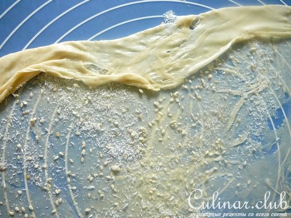 Роти по-тайски: слоеные лепешки с кунжутом и кокосовой стружкой