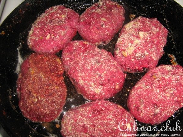 Свекольные котлетки с черносливом в ореховой панировке.