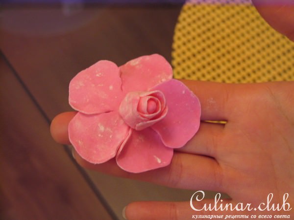 Роза из мастики