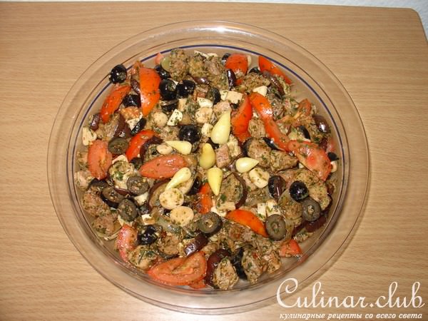Салат с мясом и печёнными баклажанами.