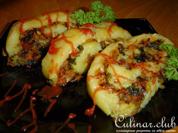 Постный картофельный рулет с грибами и овощами