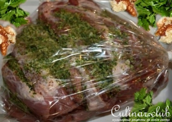 Запеченное мясо с петрушкой и грецкими орехами 
