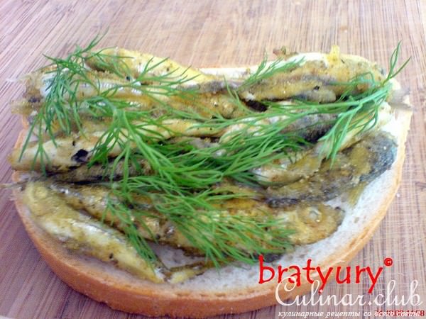 Бутерброд (сандвич, сэндвич) с жареной рыбой, укропом и аджиномото 