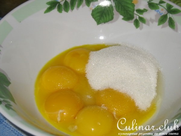 Нежный рулет с кусочками персика и сливочным кремом