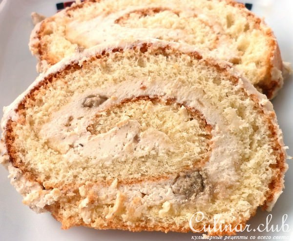 Бисквитный рулет с начинкой из творога и халвы