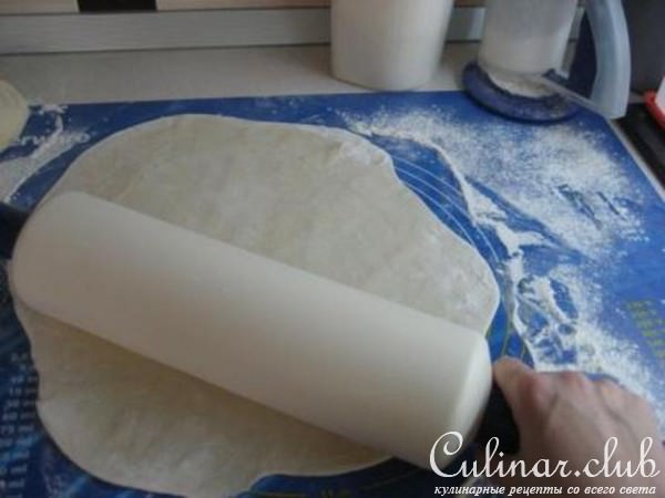 штрудель с вишней, черной смолродиной и яблоками 