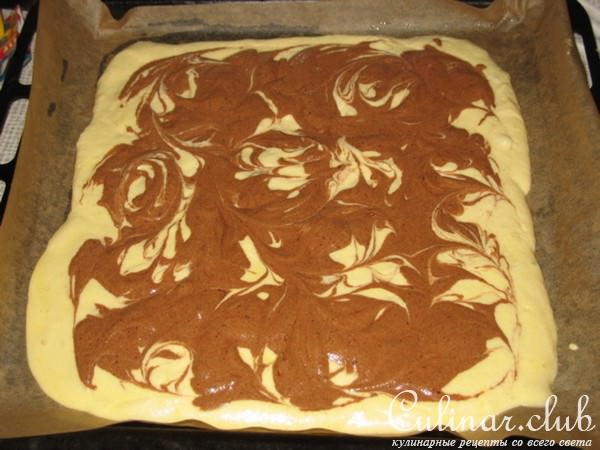 Нежный рулет с кусочками персика и сливочным кремом