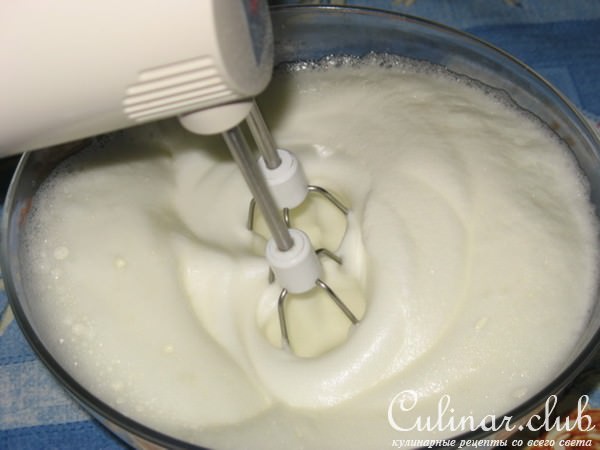 Нежный рулет с кусочками персика и сливочным кремом