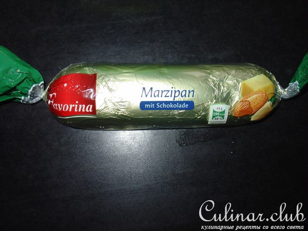Пирог с марципаном, черносливом и фундуком в медовой помадке.