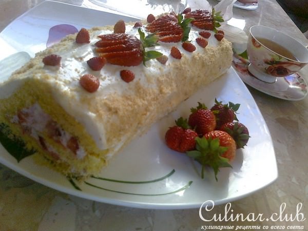 Клубничный рулет с сливочно-шоколадным кремом