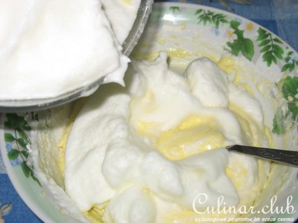 Нежный рулет с кусочками персика и сливочным кремом