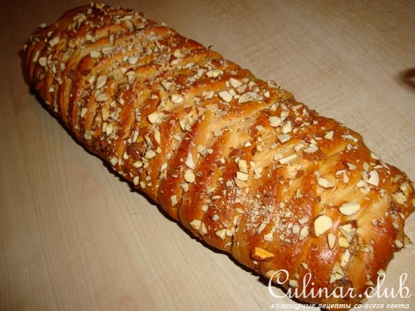 Плетенка с миндалем и шоколадом