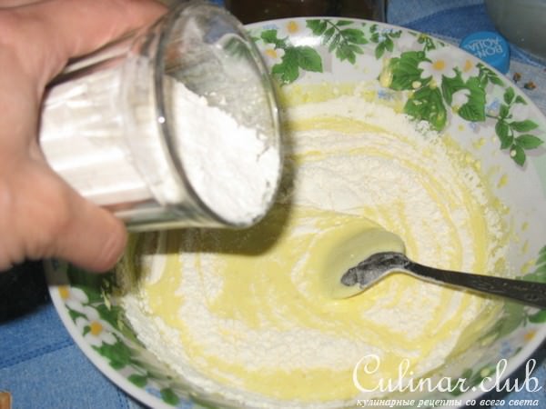 Нежный рулет с кусочками персика и сливочным кремом
