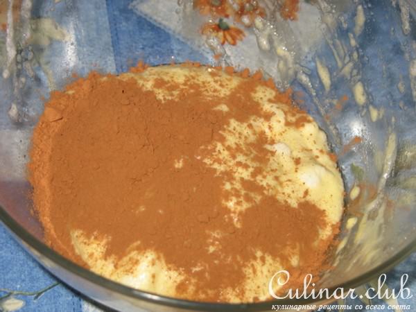 Нежный рулет с кусочками персика и сливочным кремом