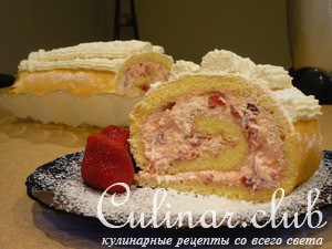 Нежный рулет с клубникой
