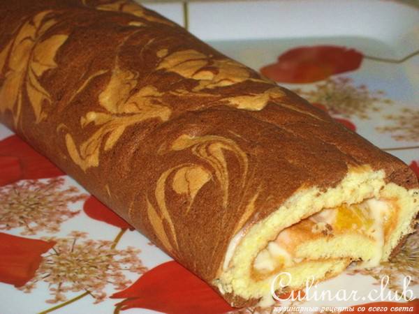 Нежный рулет с кусочками персика и сливочным кремом