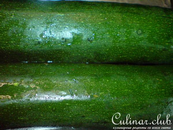 Салат из цуккини,сыра и миндаля под мятным соусом