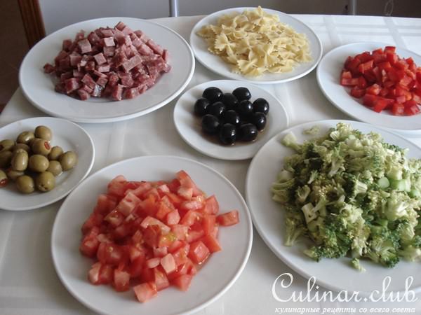 Итальянский салат с макаронами.