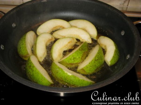 Салат с жареными грушами и голубым сыром