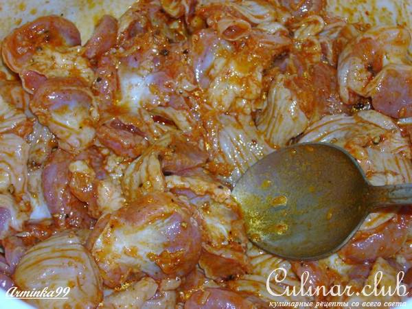 Теплый салат из куриных желудков с картофелем и грибами