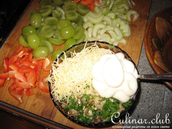 макаронный салат с курицей и виноградом