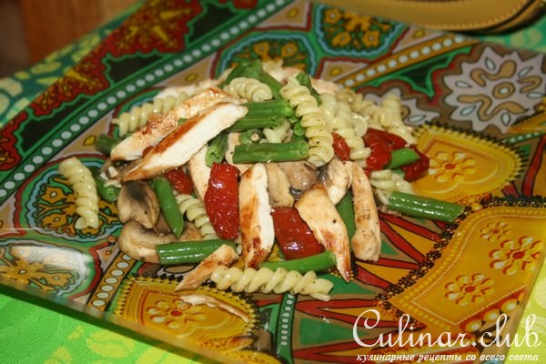 Салат из Fusilli Borges, куриной грудки-гриль и стручковой фасоли с вялеными томатами