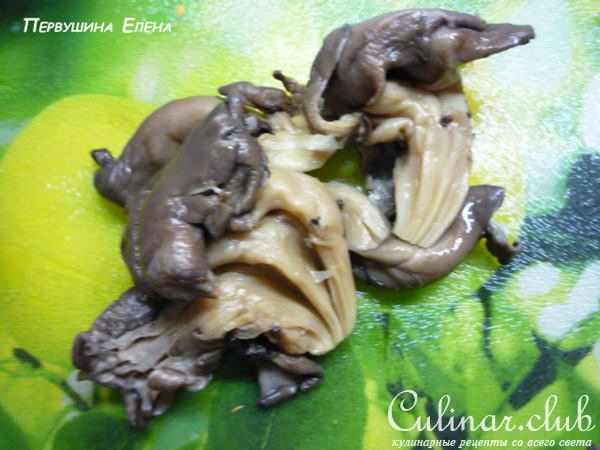 Теплый грибной салат с красной фасолью и острой заправкой