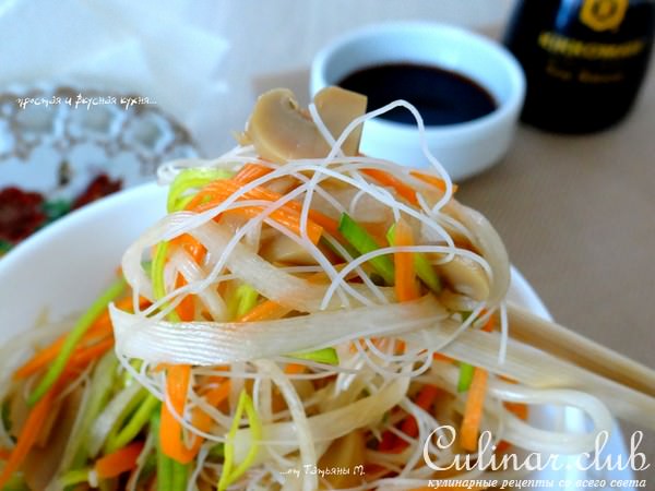 Салат в японском стиле с рисовой лапшой, овощами и шапминьонами