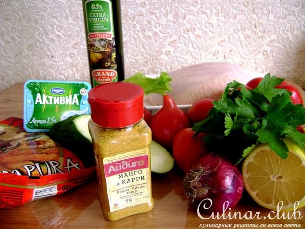 Салат с овощами и курицей карри.