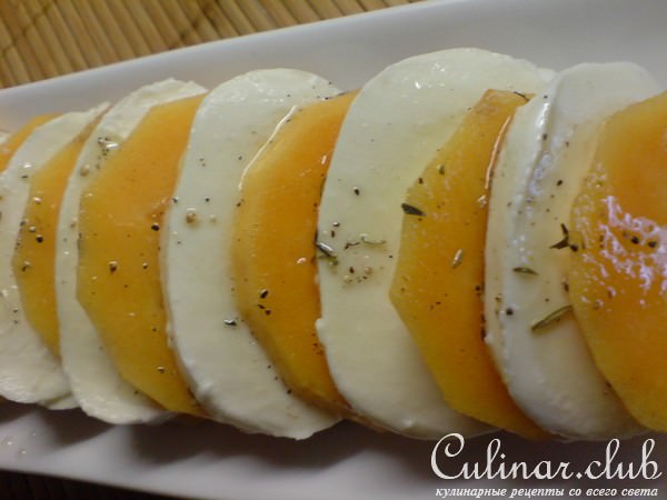 Салат из хурмы и моцареллы в стиле "Caprese"
