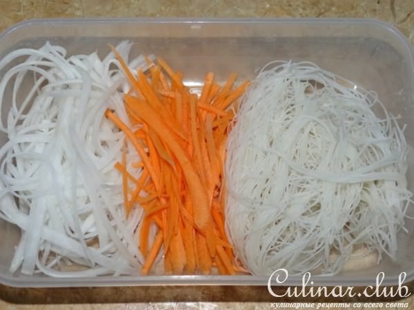 Салат в японском стиле с рисовой лапшой, овощами и шапминьонами