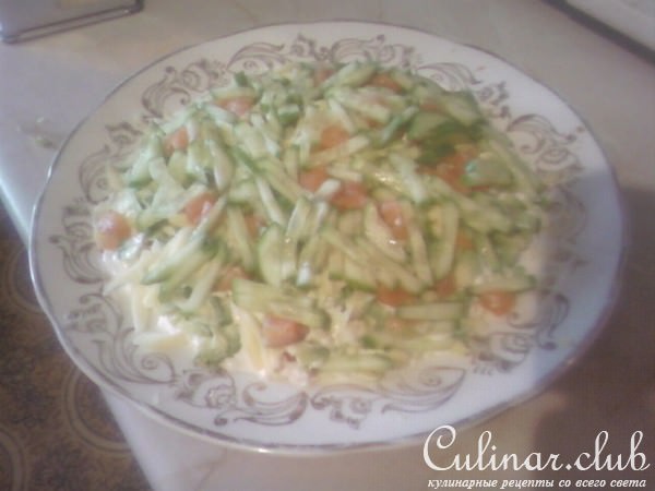 Слоёный салат из форели и овощей