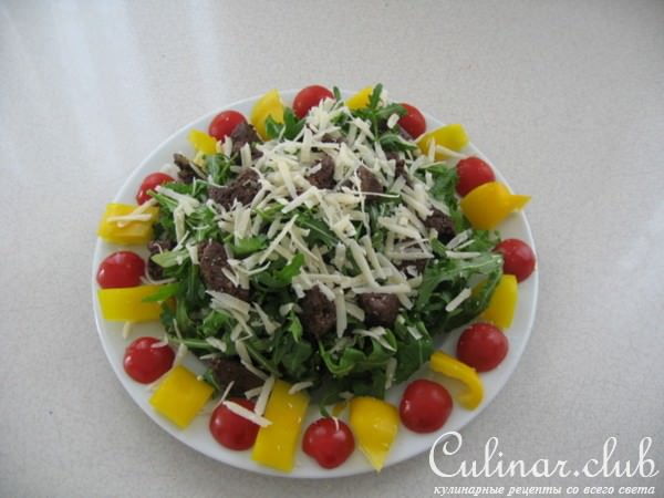 салат печень с руколой