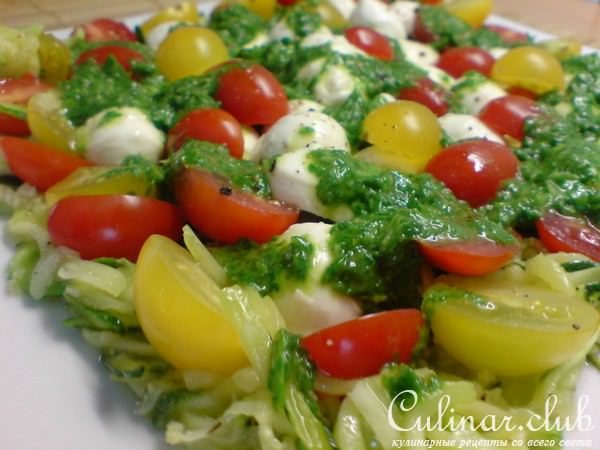 Салат из цуккини,помидорок и сыра