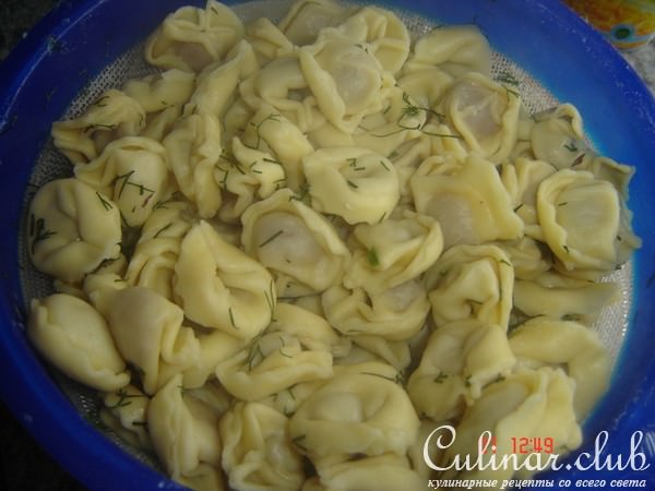 Салат из тортеллини с огурчиками, кабаноси и кукурозой