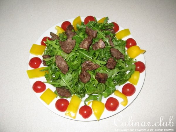 салат печень с руколой