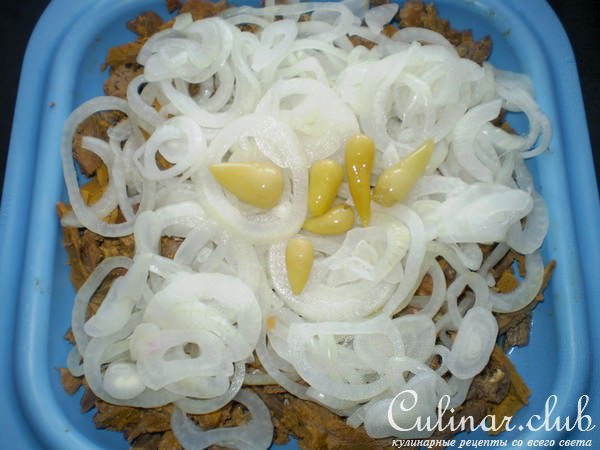 Салат с куриными потрошками.
