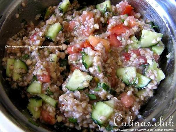 Салат из зеленой гречки с овощами и ореховой заправкой