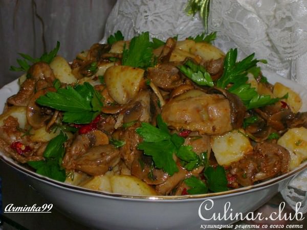 Теплый салат из куриных желудков с картофелем и грибами