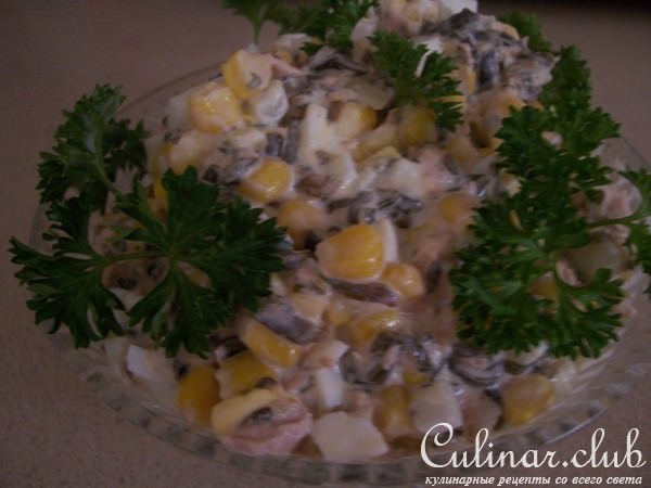Салат из морской капусты с тунцом.